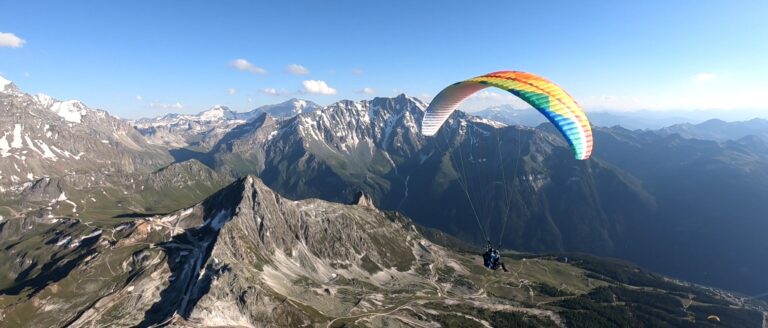 Parapente tandem au dessus des Arcs Peisey-Vallandry avec en fond l'aiguille grive bellecote
