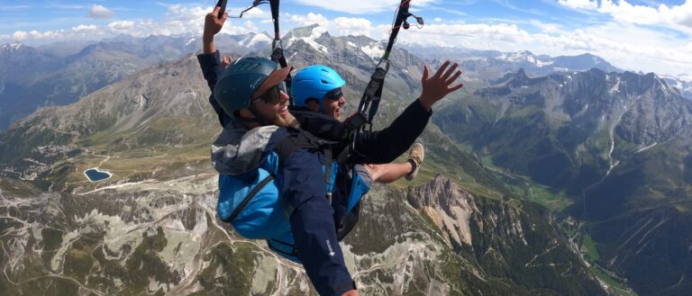 Parapente au dessus de la station des Arcs, Bourg-saint-Maurice, Peisey-Vallandry
