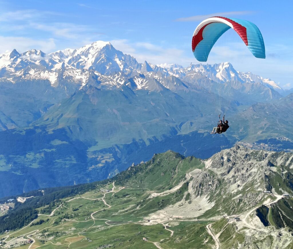 Parapente avev vue sur le mont blanc à Peisey-Vallandry, les Arcs, La plagne, Bourg saint Maurice.