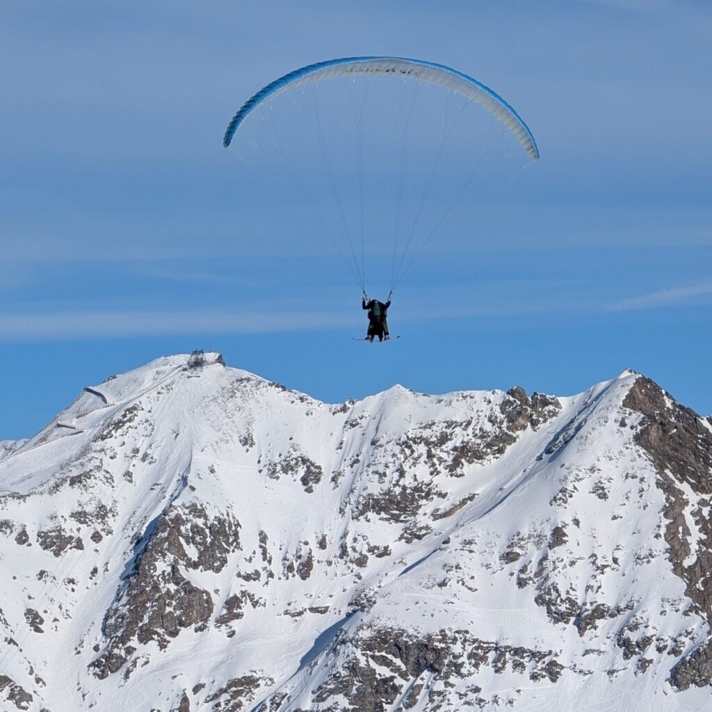 Un parapente au dessus de l'aiguille rouge sur la station des arcs.