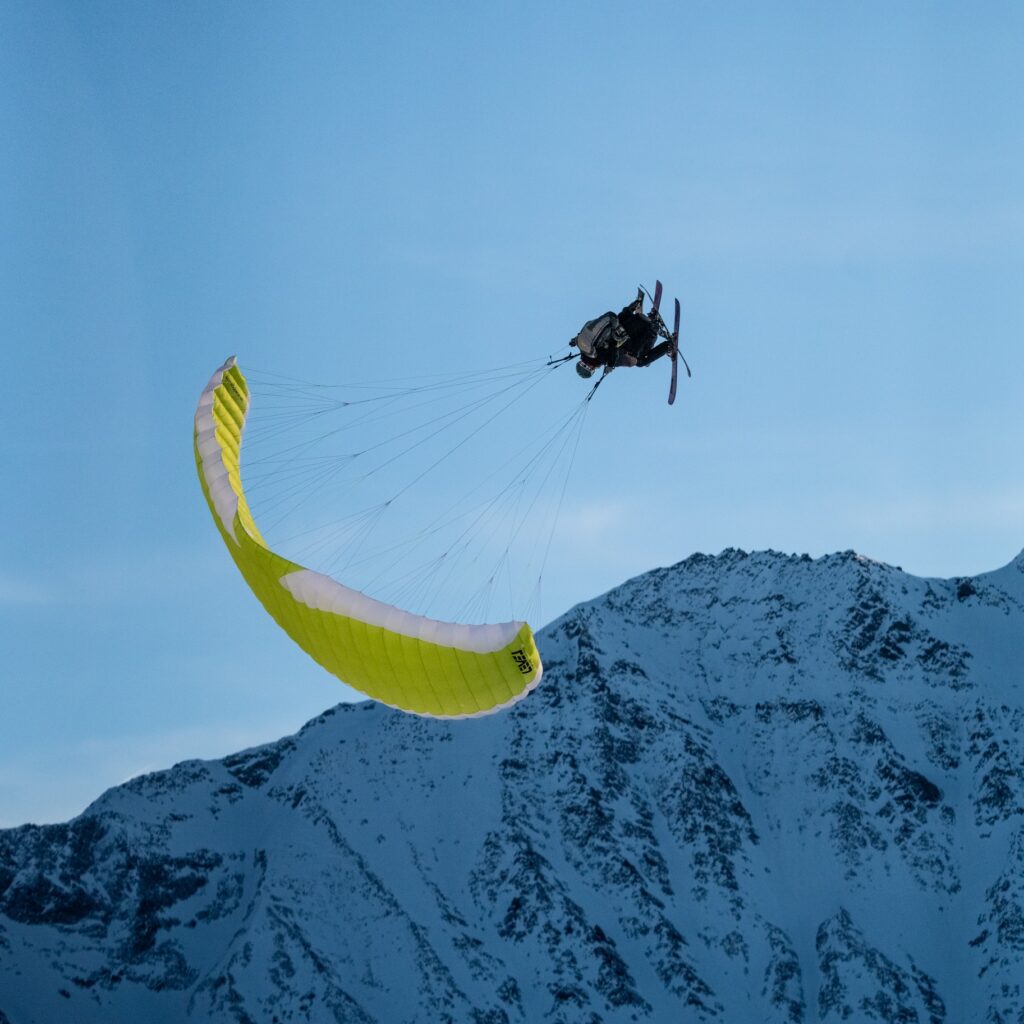 Offrir un bon cadeau pour une déscente en Speed-Flying aux arcs, peisey-Vallandry. Vol éxtrême en speed-flying tandem avec un moniteur qualifier.