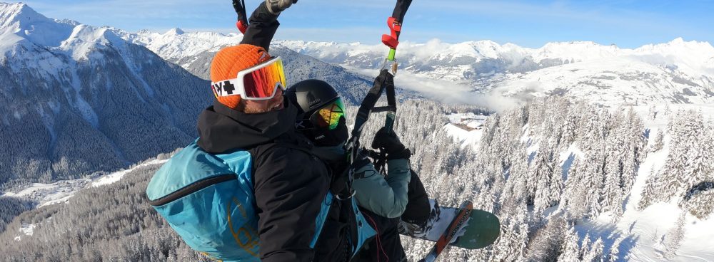 Faire du parapente en snowboard a Peisey Vallandry et aux arcs. Survoler en parapente tandem la station et les montagnes eneigées. L'école de parapente Flytandem vous propose de décoller en duo avec un moniteur ski ou snowboard aux pied.